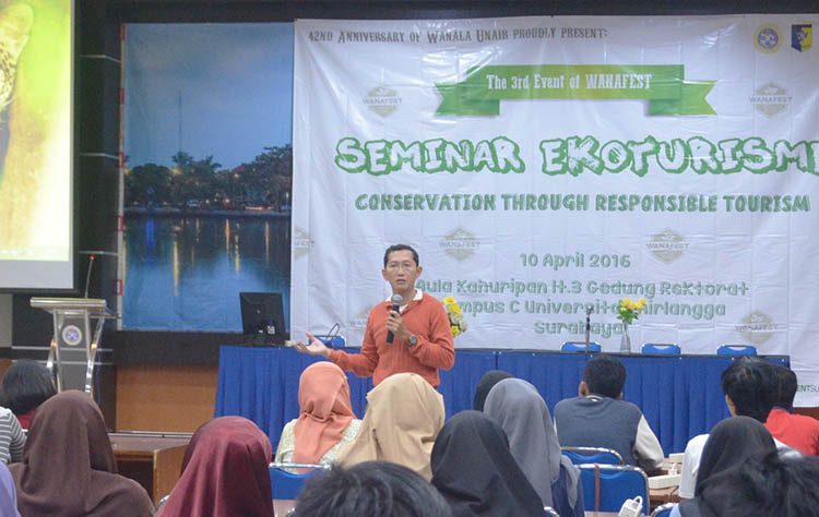 Nurdin Razak, pengajar D-III Pariwisata, FISIP UNAIR dalam seminar “Ekoturisme” yang diselenggarakan UKM WANALA, Minggu (10/4). (Foto: Bambang Bes)