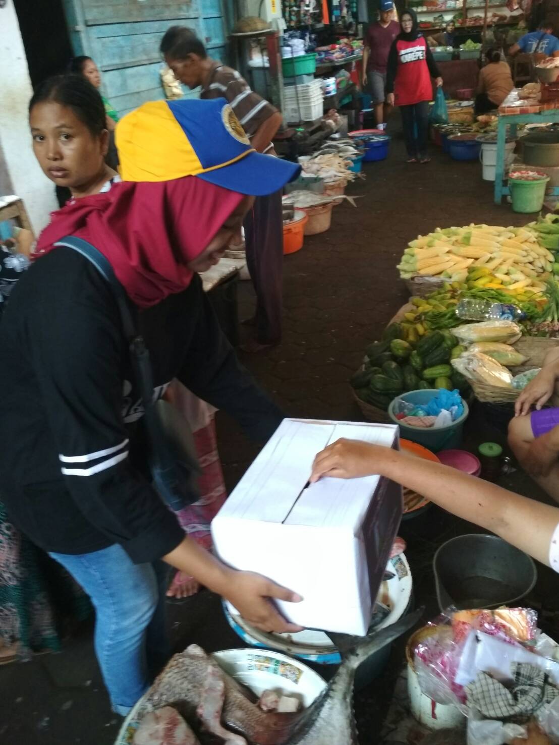KM bersama hima UNAIR Banyuwangi melaksanakan penggalangan donasi di Pasar Blambangan-Banyuwangi. (Foto: Istimewa)