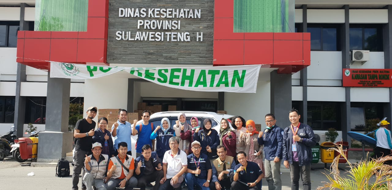 TIM FETP (Field Epidemiology Training Program) di depan kantor Dinas Kesehatan Sulawesi Tengah sebelum bertugas. (Foto: Istimewa)