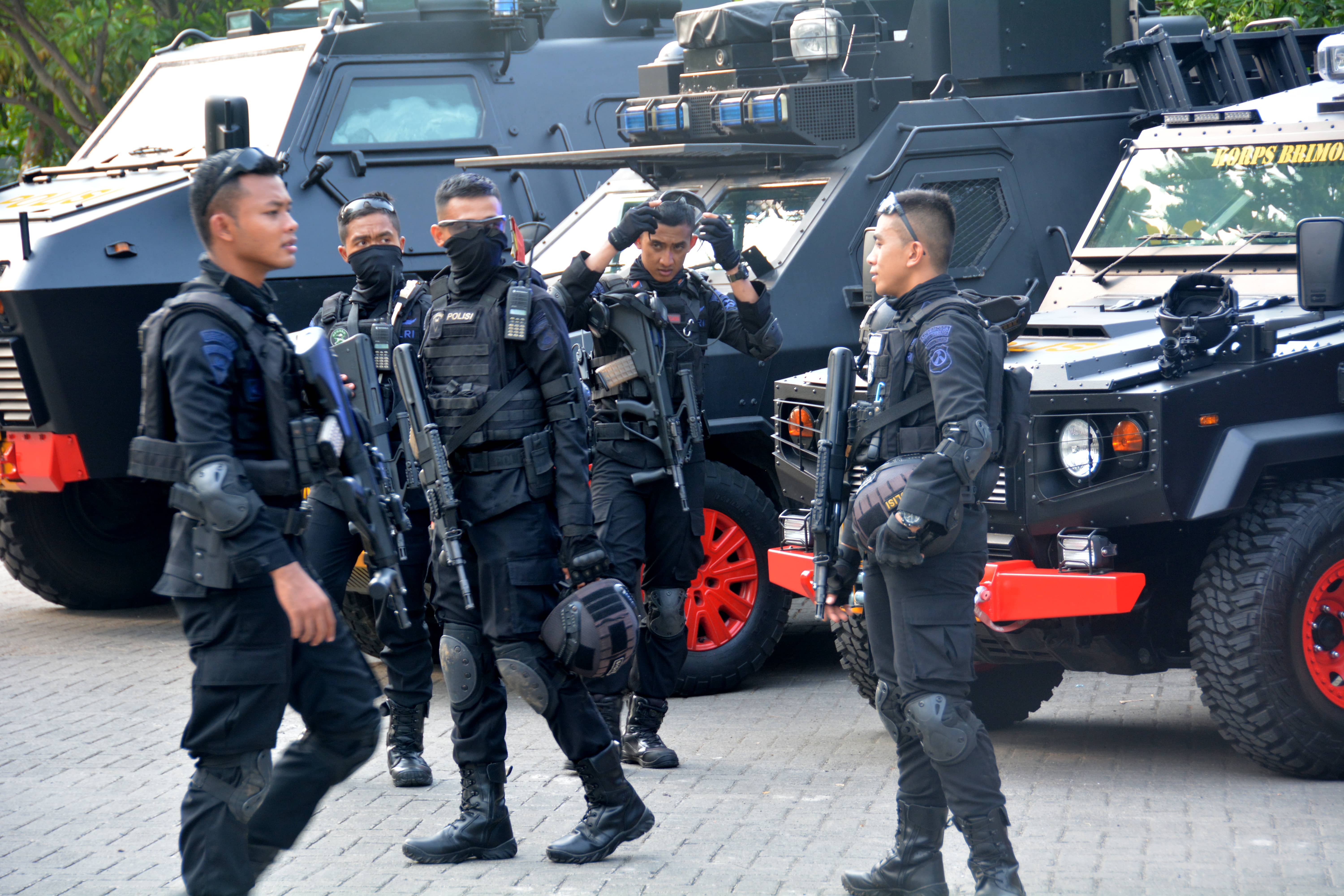 SEJUMLAH personel tim Gegana Polda Jawa Timur seusai menggelar simulasi penanganan teror di depan mahasiswa luar negeri UNAIR di Halaman Airlangga Convention Center (ACC) Kampus C UNAIR. (Foto: Feri Fenoria)
