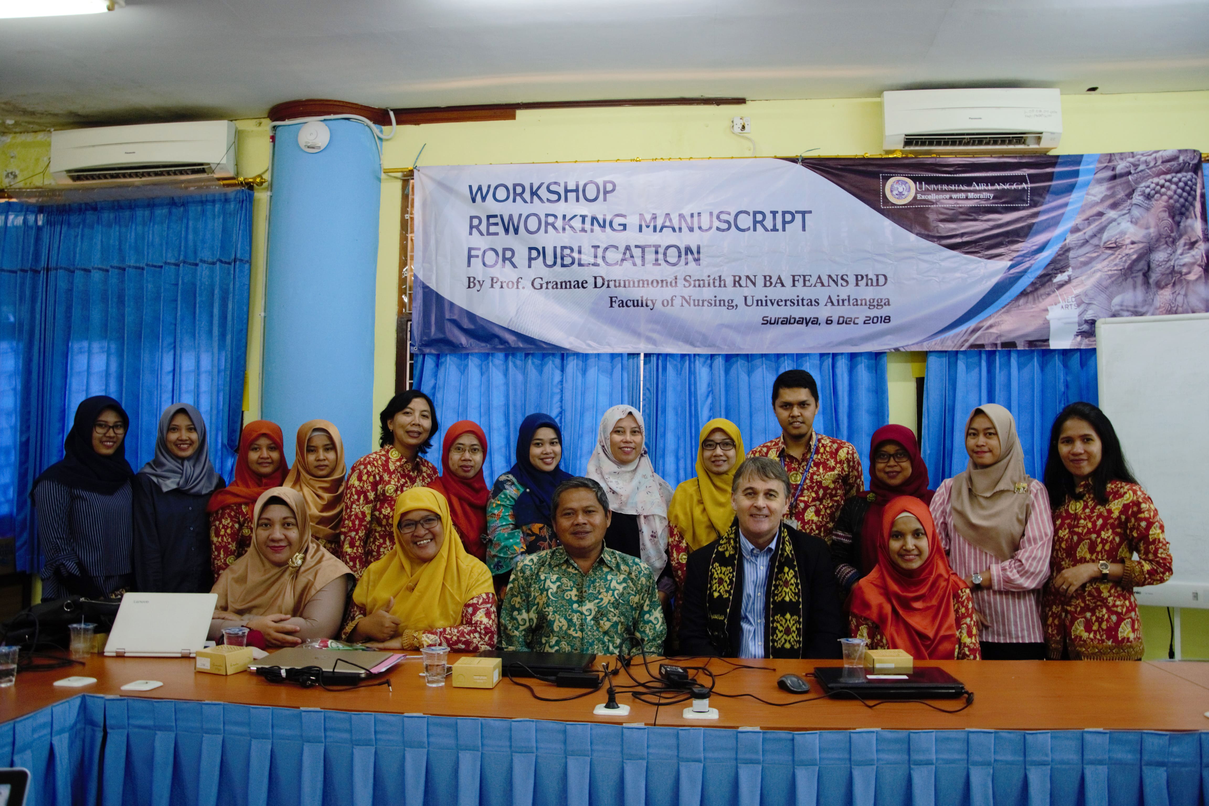 SESI foto bersama dalam ”Workshop Reworking Manustcript For Publication” di ruang Rapat Pimpinan 2, Fakultas Keperawatan, Universitas Airlangga pada Kamis (6/12). (Foto: Khefti Al Mawalia)