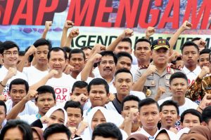 SESI foto bersama peserta Dialog Kebangsaan Peran Generasi Milenial Dalam Menjaga dan Merawat NKRI bersama jajaran pimpinan Polda Jatim pada Kamis (13/12) di Halaman Mapolda Jatim. (Foto: Agus Irwanto)