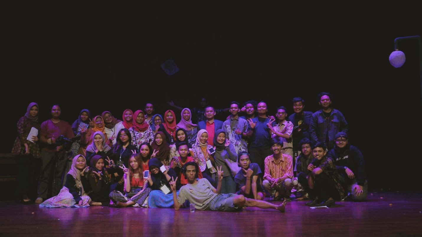 SEGENAP aktor beserta tim produksi Dramaturgi XIV Bahasa dan Sastra Indonesia UNAIR seusai pentas di Gedung Cak Durasim. (Foto: Istimewa) 