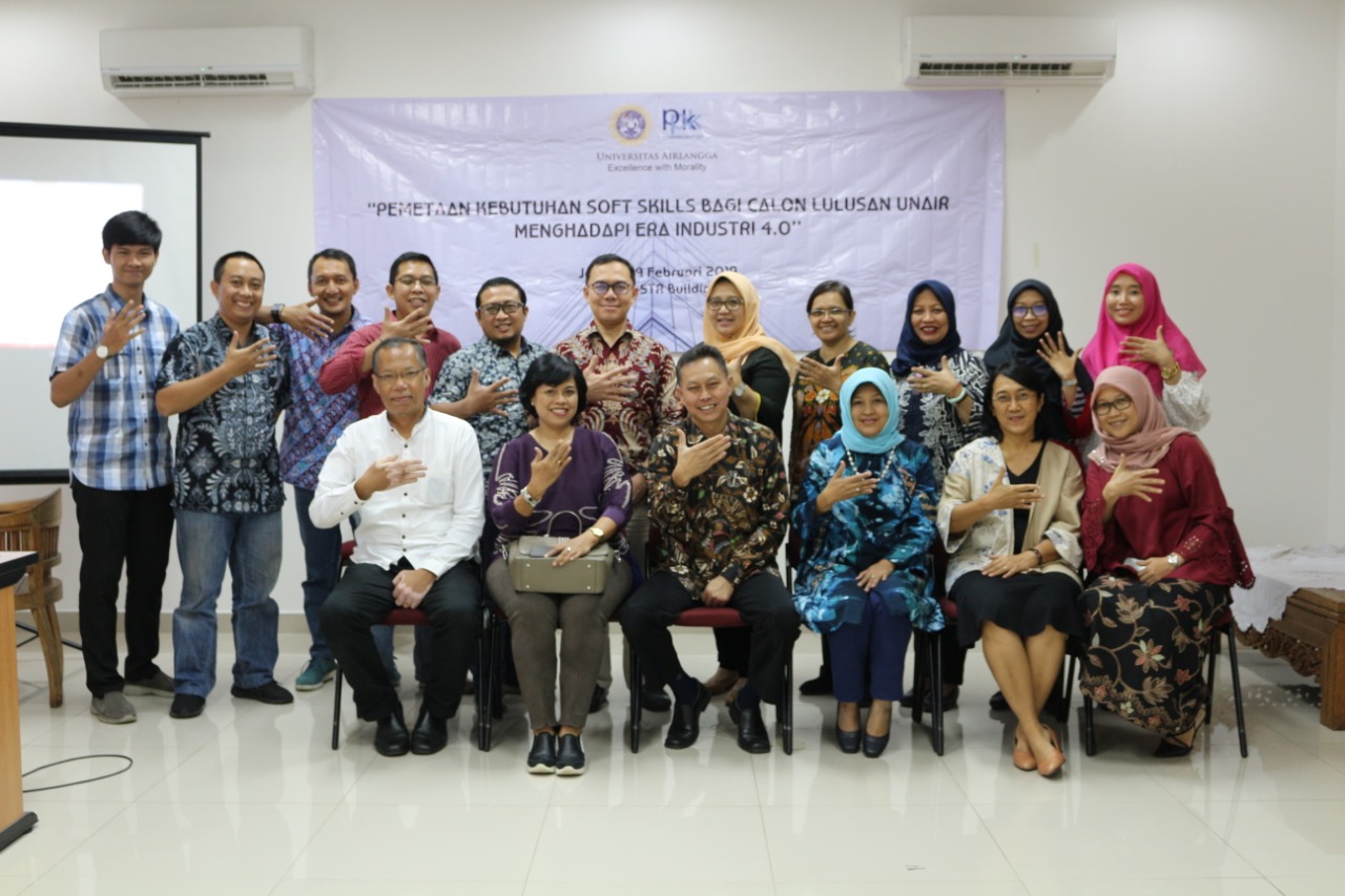 Direktur Pendidikan UNAIR Prof. Bambang Sektiari L (depan tengah) bersama para alumni seusai FGD. (Foto: Nuri Hermawan)