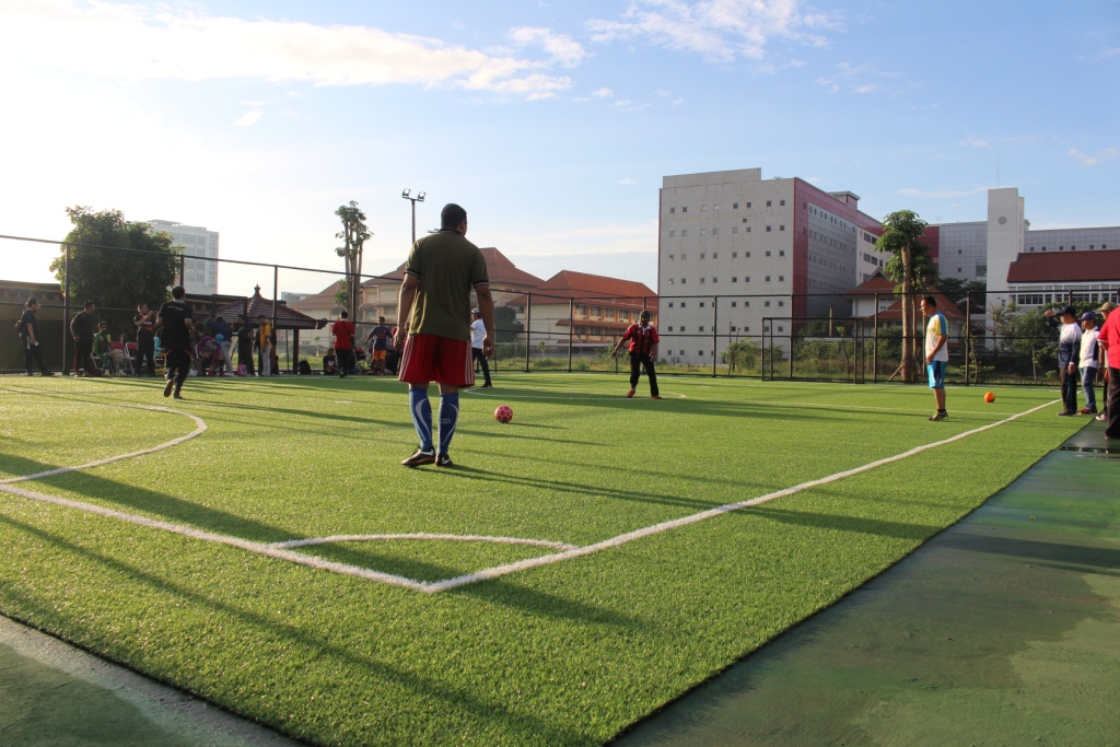 Salah satu lapangan futsal baru UNAIR. (Foto: Nuri Hermawan)
