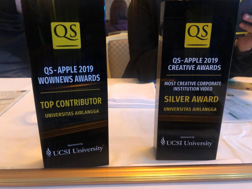  Two awards received by Universitas Airlangga, Most Creative Corporate Institution Video and The Top Contributor QSWOWNEWS. (Photo: Suko Widodo)