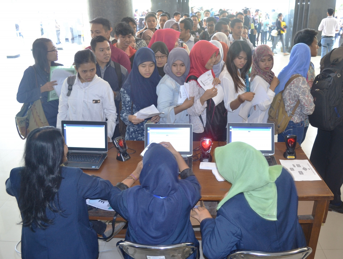 Read more about the article Ribuan Pencari Kerja Padati Airlangga Career Fair