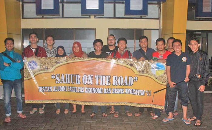 Read more about the article IKAFE UNAIR 2011 Adakan Sahur On The Road Sebagai Ajang Silaturahmi Alumni