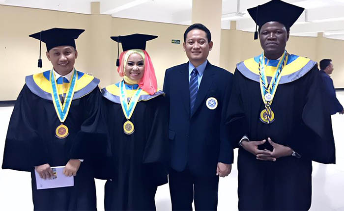 Read more about the article UNAIR Mewisuda 15 Mahasiswa Asing