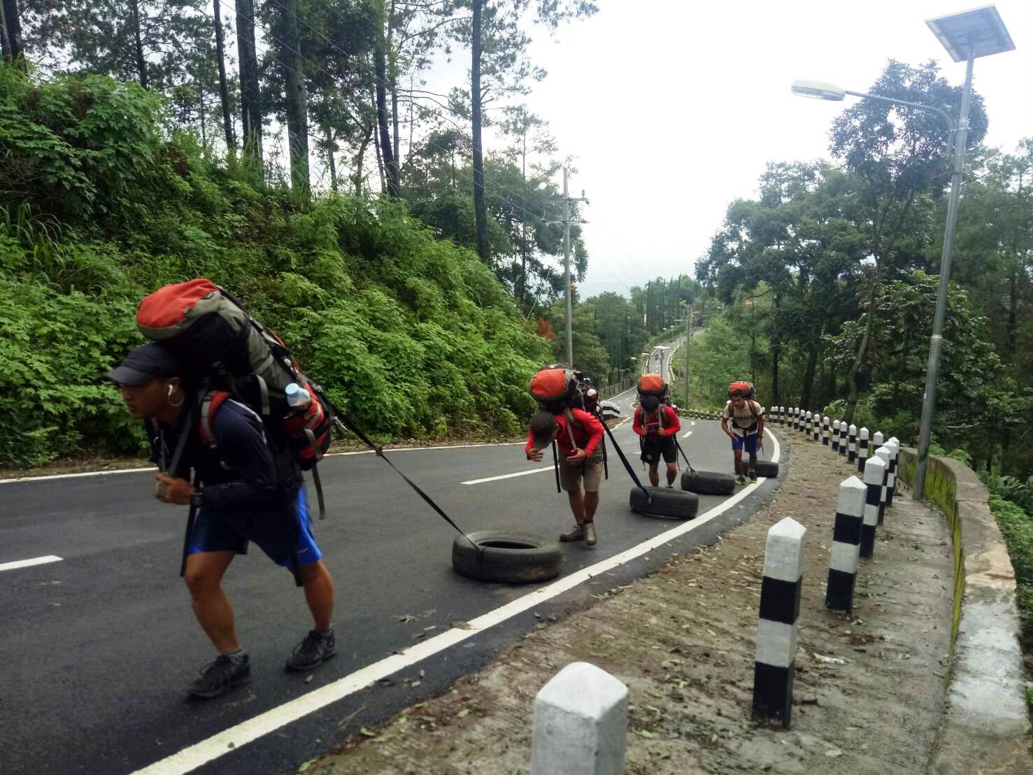 Read more about the article Bersiap Menuju Denali, Para Atlet Seret Ban Truk di Cangar