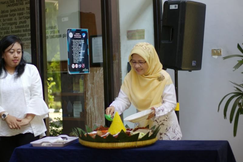 DEKAN FKM saat ini Prof. Dr. Tri Martiana dr., MS., memotong tumpeng dalam peringatan HUT Ke-25 Fakultas Kesehatan Masyarakat (FKM) Universitas Airlangga. (Foto: Istimewa)