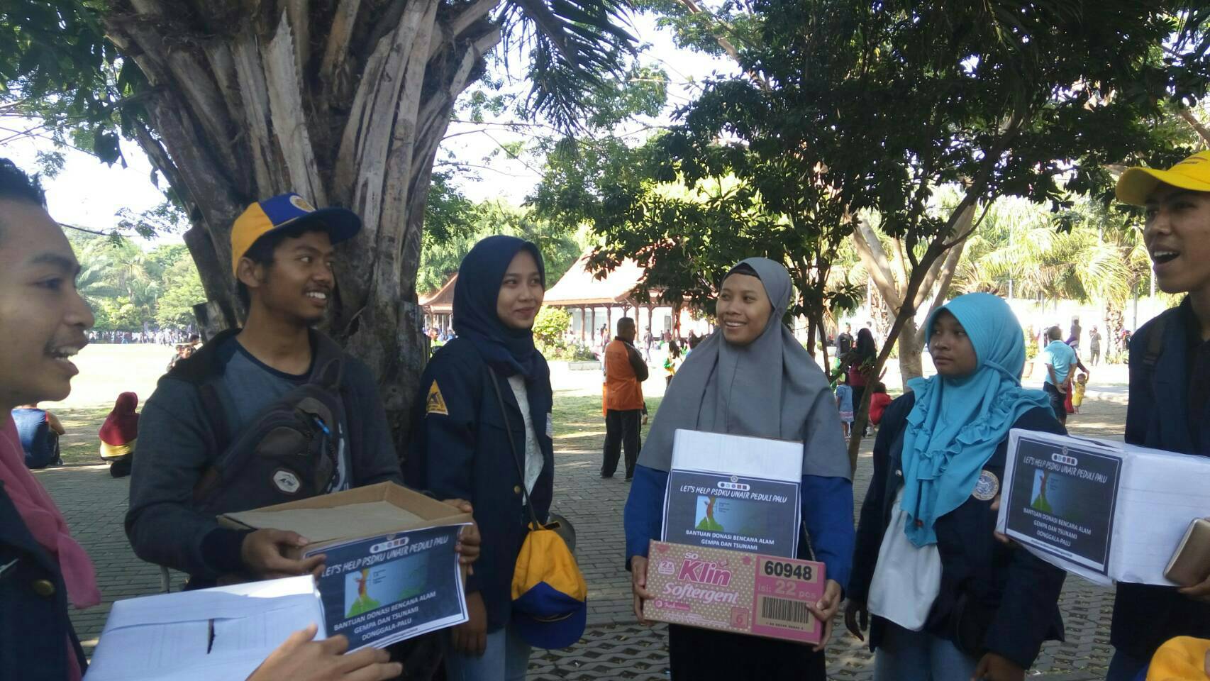 PENGGALANGAN donasi di Taman Blambangan-Banyuwangi yang dilakukan KM bersama hima prodi. (Foto: Istimewa)