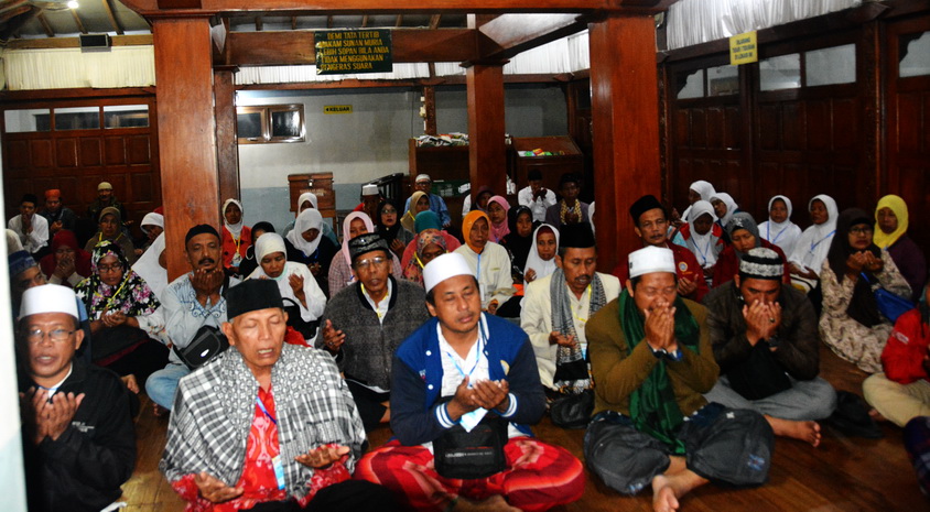 Read more about the article Wisata Religi Ziarah Wali Songo Tim UNAIR Agendakan Kunjungi 19 Tempat
