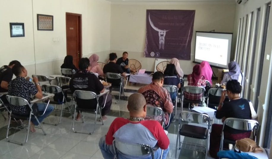 Read more about the article Sinau Aksara Jawa Kuna di Rumah Kebudayaan UNAIR