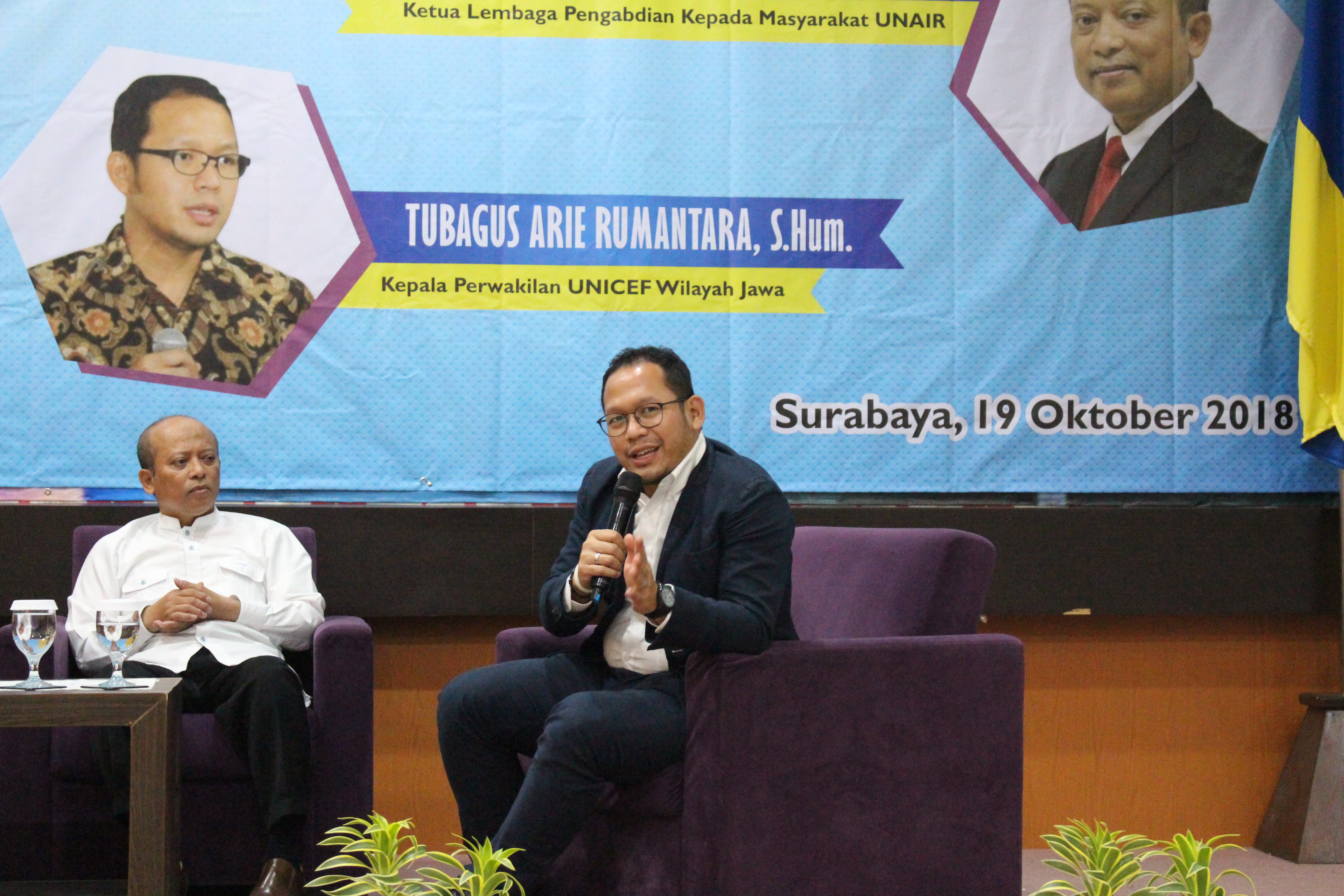 TUBAGUS Arie Rumantara, S. Hum., (kanan) dan Prof . Dr. H. Jusuf Irianto , Drs., M.Com, ketua LPM (Lembaga Pengabdian kepada Masyarakat) Universitas Airlangga. (Foto: Tunjung Senja)