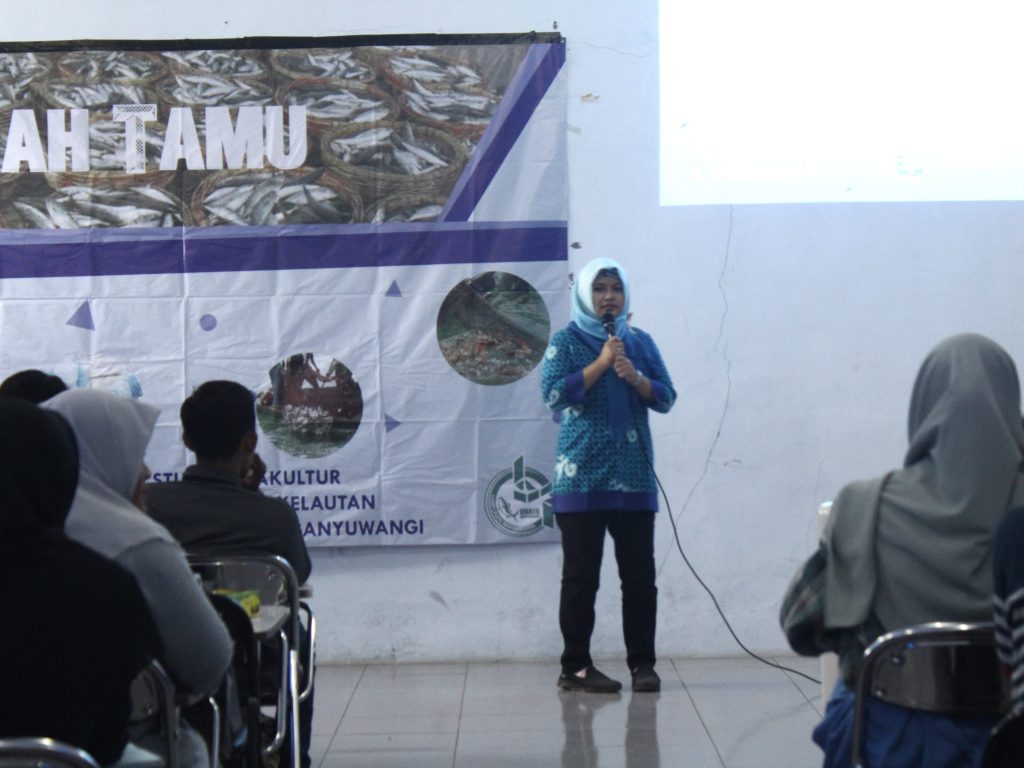 DEVI Rahmawati Putri, S.Pi., M.Si., saat membahas “peran karantina ikan dalam menjamin mutu hasil perikanan” di Kuliah Tamu FPK PSDKU Ke-3. (Foto: Nabila Salsabila)