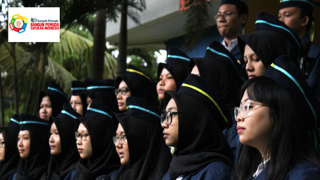SEJUMLAH mahasiswa mengikuti upacara di Kampus PSDKU Universitas Airlangga di Banyuwangi. (Foto: Ragas)