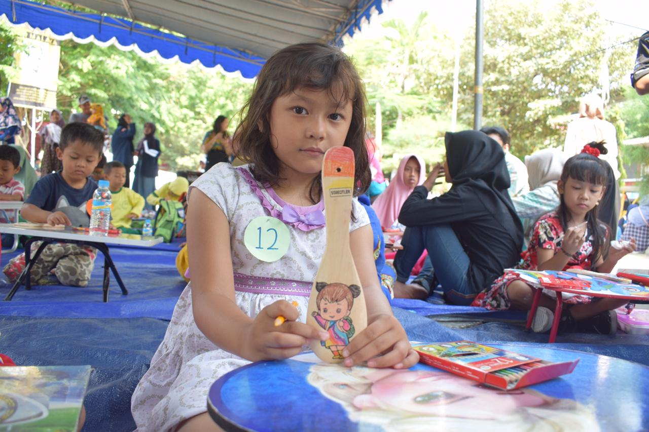 SALAH seorang anak menunjukkan hasil kreasi mewarnai gambar di entong dalam Scolfest 2018. (Foto: Arienanda Candraningtyas)