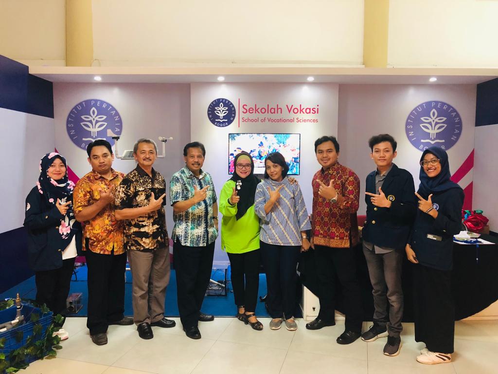 Vice Dean I Faculty of Vocational Studies UNAIR Prof. Dr. Retna Apsari, M.Si (in green dress) with the Head of Indonesian Vocational Higher Education Forum Dr. Ir. Arief Darjanto, M.Ec. (fourth from the left)