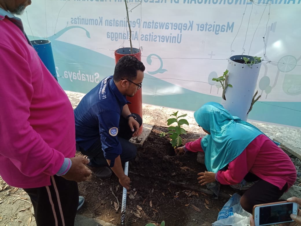 Read more about the article Kurangi Panas di Surabaya, Magister Keperawatan UNAIR Tanam Pohon di Medokan Surabaya
