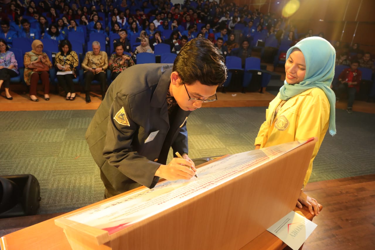 SULISTYO Primadani, sebelah kiri, sedang menandatangani ikrar dan penetapan hari akuntan muda Indonesia. (Foto: Pribadi)
