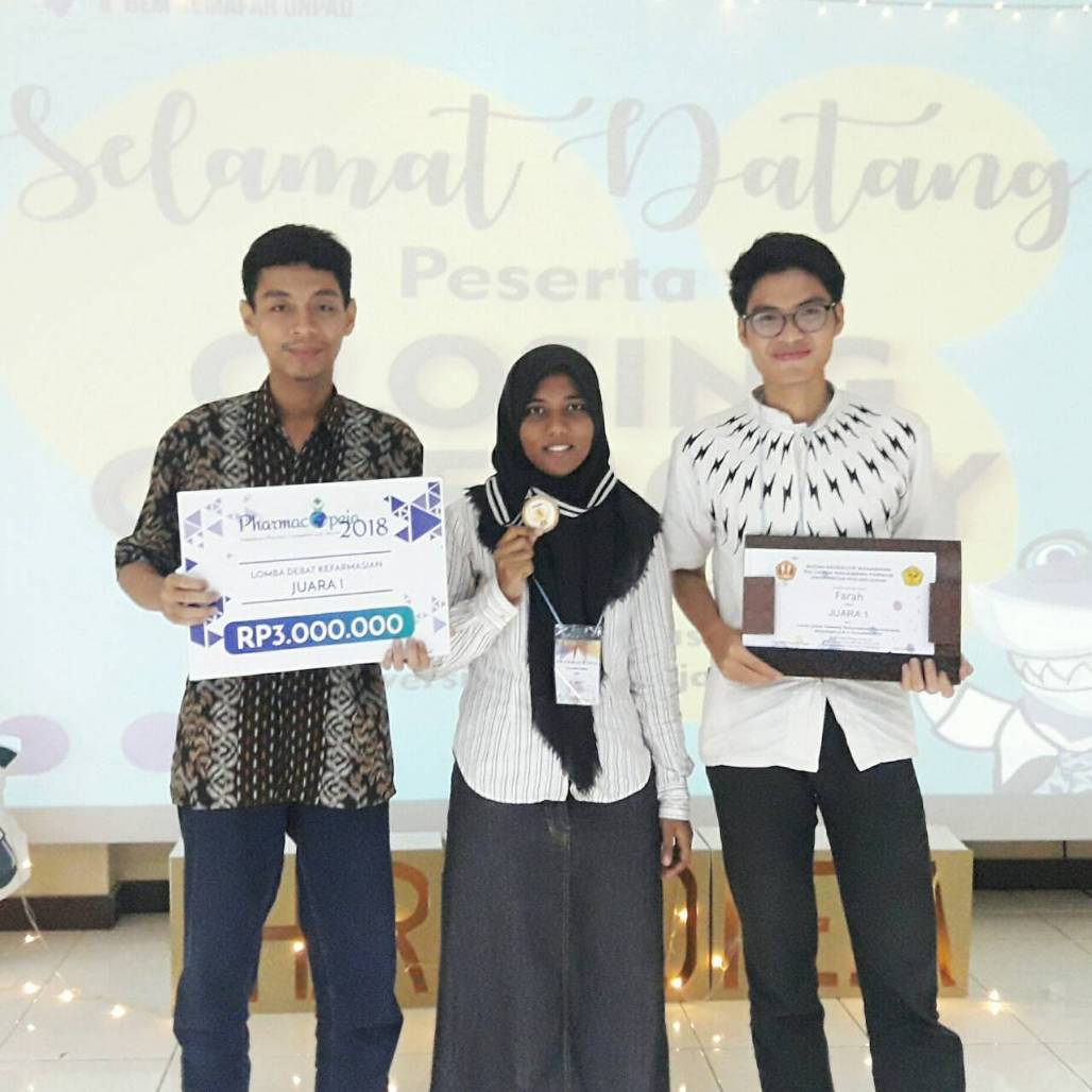 Read more about the article Tiga Mahasiswa Farmasi Langganan Juarai Kompetisi Kefarmasian