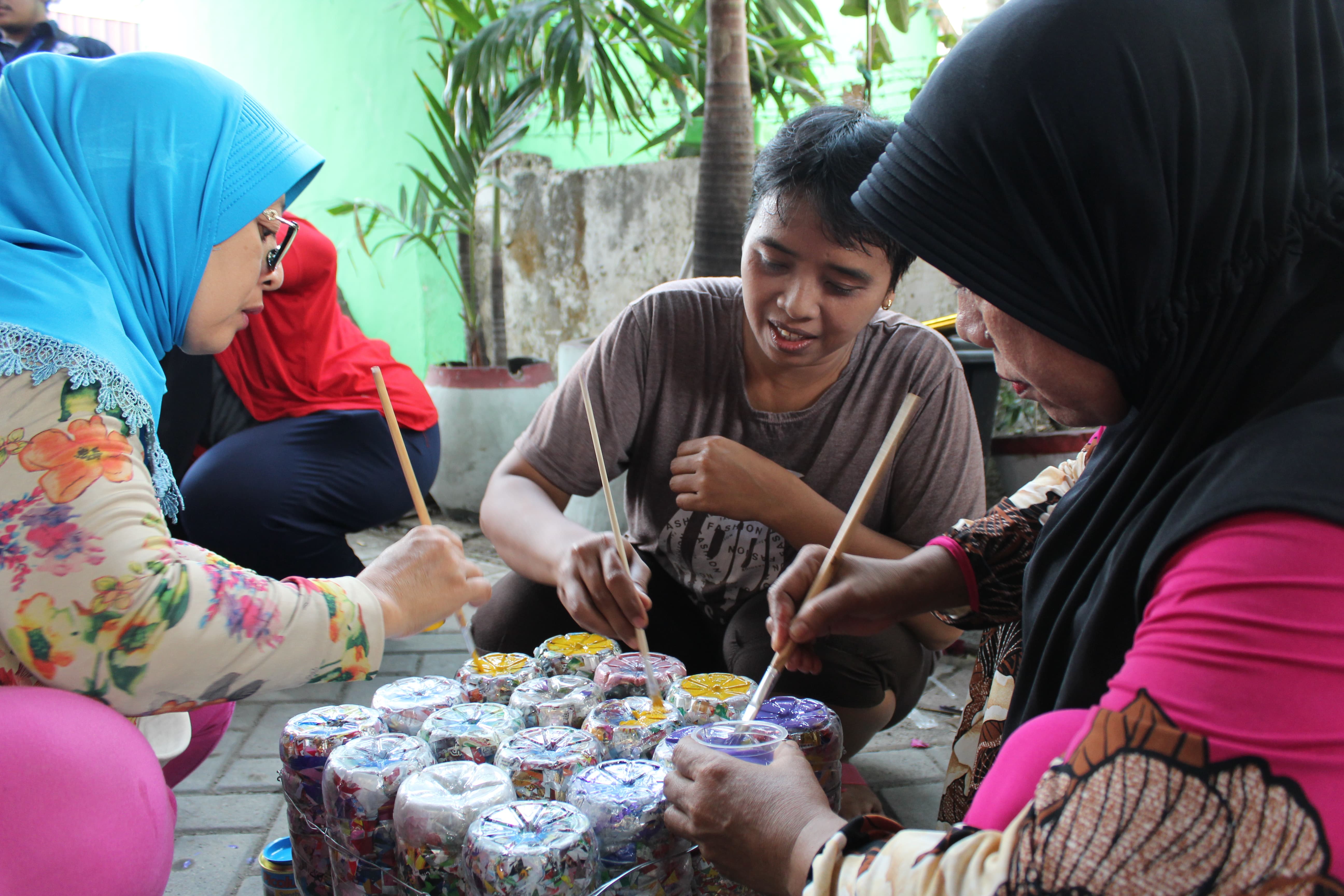 SALAH satu kegiatan Community Development (COMDEV), yaitu membuat ecobrik oleh masyarakat Asem Jajar, Surabaya. COMDEV 2018 telah ditutup dan bakal dilanjutkan pada tahun 2019. (Foto: Istimewa)