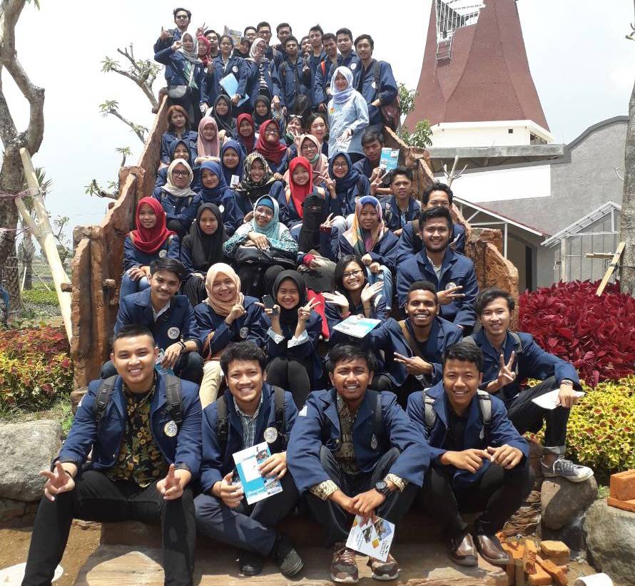 Read more about the article Mahasiswa Ekonomi Pembangunan Adakan Kunjungan Lapangan Koperasi