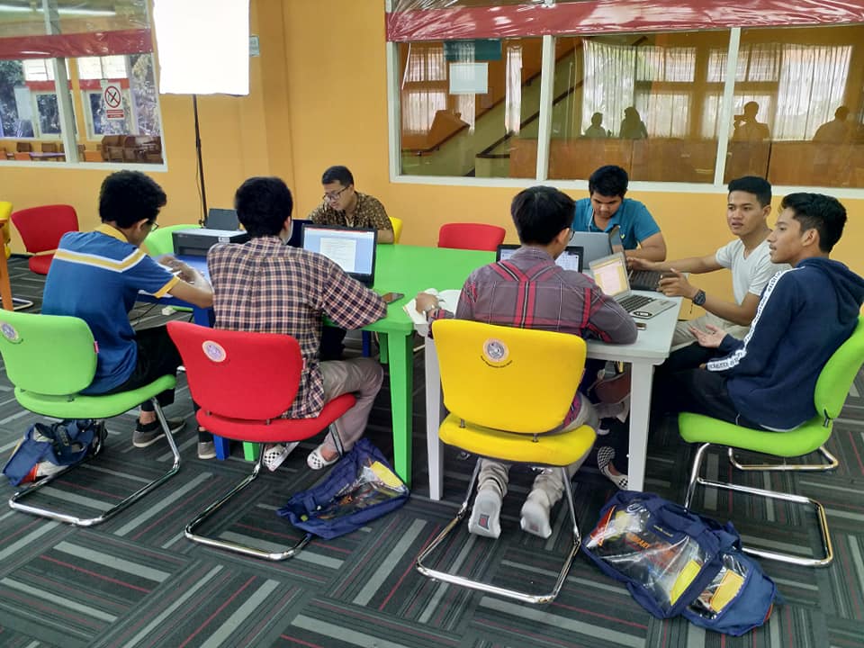 Beberapa mahasiswa tengah menikmati fasilitas perpustakaan yang merupakan bantuan dari PUSPAS UNAIR. (Foto: Istimewa)