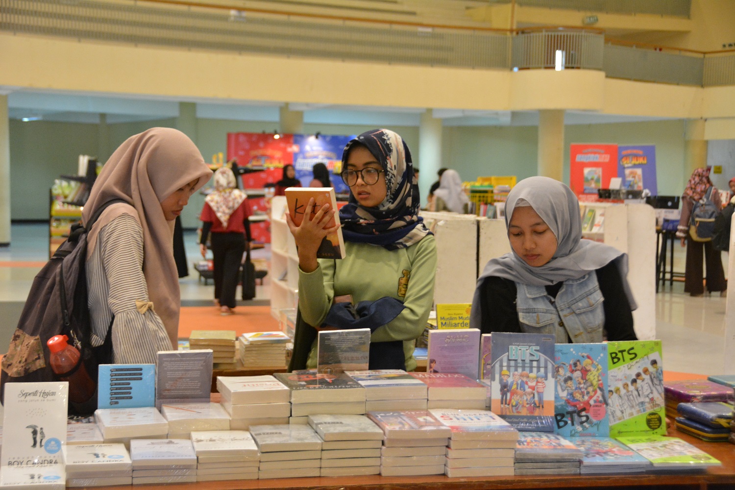 Read more about the article Gandeng Mahasiswa IIP, UNAIR Kembali Hadirkan Airlangga Book Sale