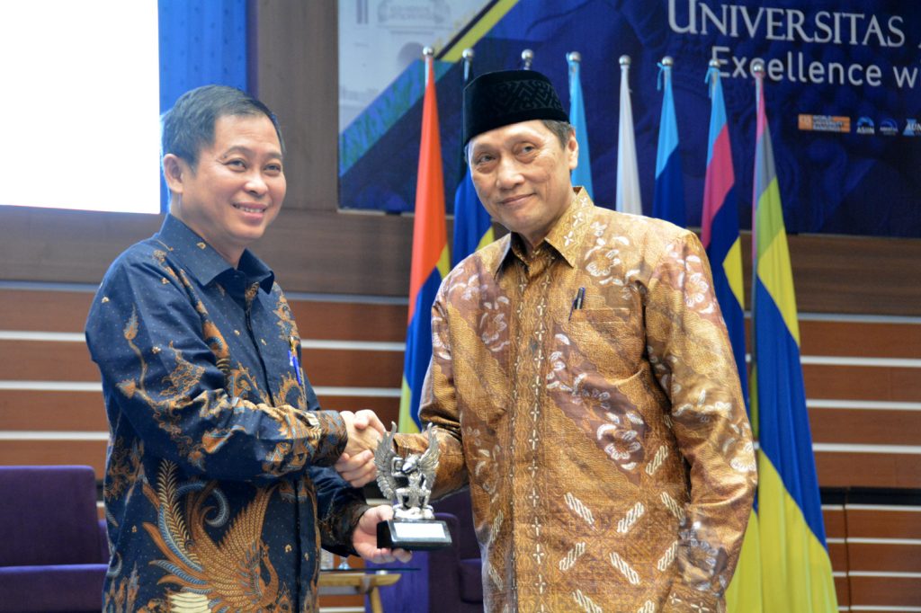 MInister Jonan and Academic Senate ChairmanUNAIR