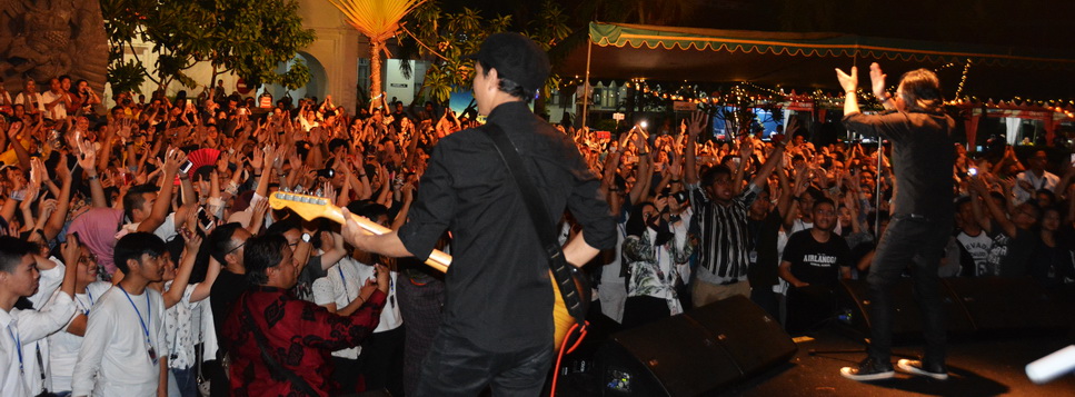 Read more about the article Ari Lasso & Deredia Successfully Entertains FK UNAIR Anniversary