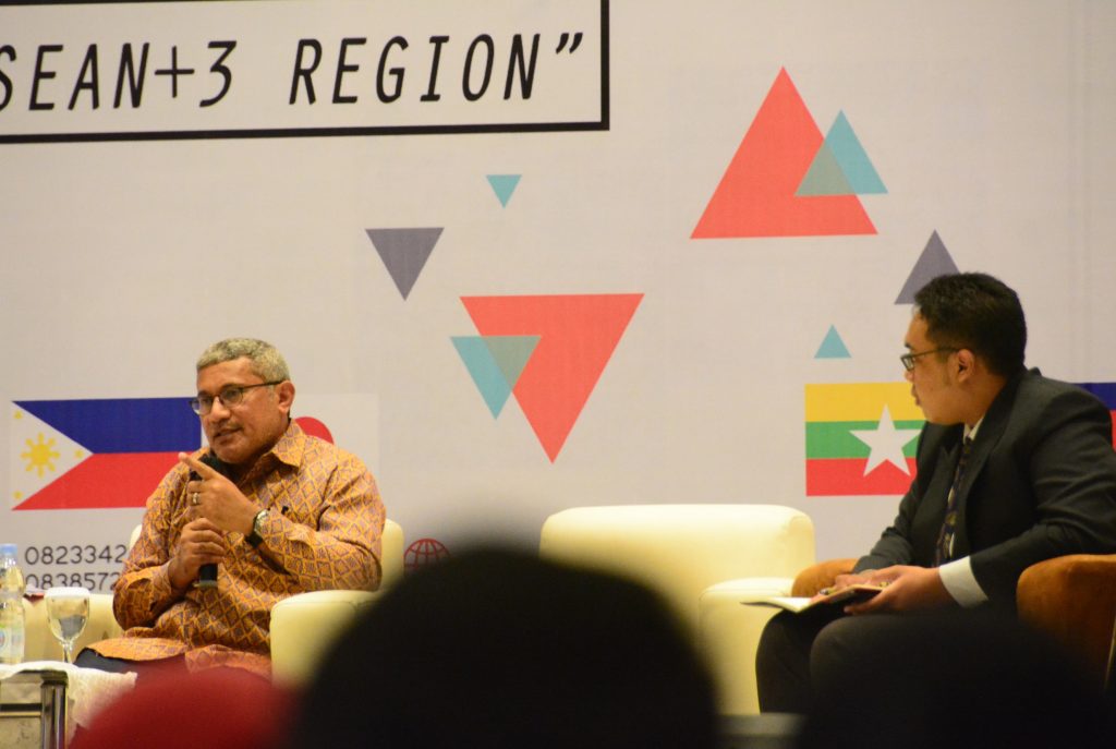 DARI kiri, Waka (Wakil Komandan) Densus (Detasemen Khusus) Polri (Kepolisian Republik Indonesia) Brigjen Pol Martinus Hukom, S.IK., M.Si., dan moderator Agastya Wardhana dalam Seminar Internasional bertajuk Airlangga Asean+3 Youth Conference and Cultural Programme (AAYCCP) 2018 pada Rabu (21/11) di Airlangga Convention Center (ACC). (Foto: Feri Fenoria)