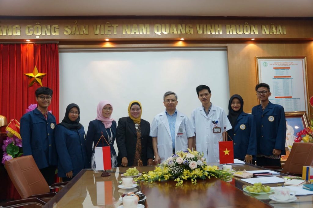 Prof. Retna Apasari VIce Dean I Faculty of Vocational Studies UNAIR with students in Vietnam. (Photo: By courtesy