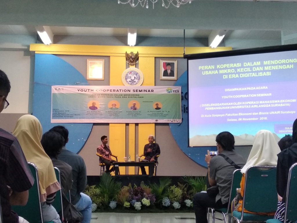 Drs. Sularso memberikan wawasan mengenai koperasi kepada mahasiswa pada acara Youth Conference Seminar yang diadakan oleh koperasi mahasiswa Ekonomi Pembangunan (kopmep) (foto: M. Najib Rahman)