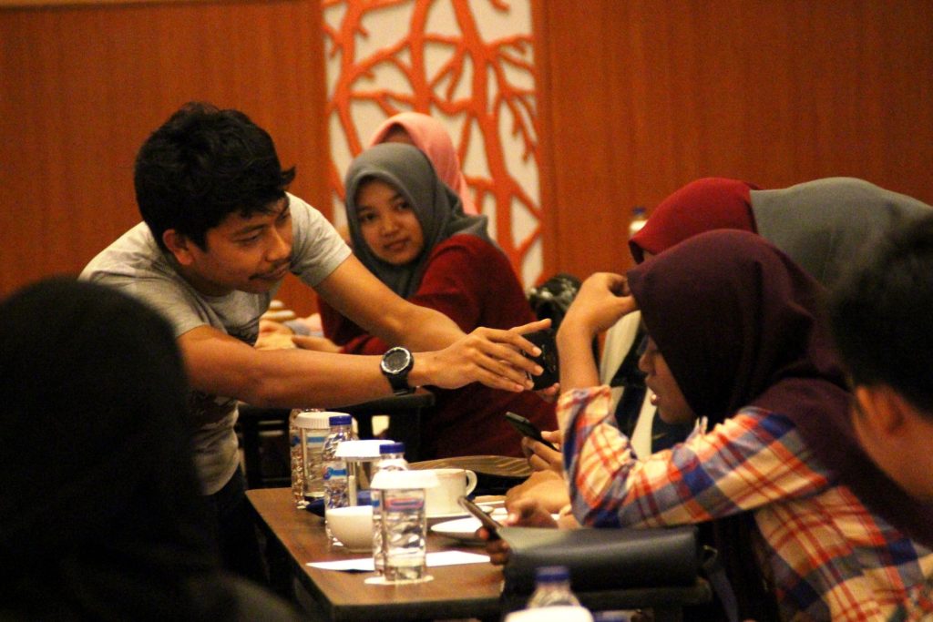 ZABUR Karuru kiri mengaMbil gambar salah seorang peserta Pelatihan Jurnalistik Mahasiswa. Zabur mencontohkan pfoto yang baik dan bagus kepada masyarakat. (Foto: Andri Hariyanto)