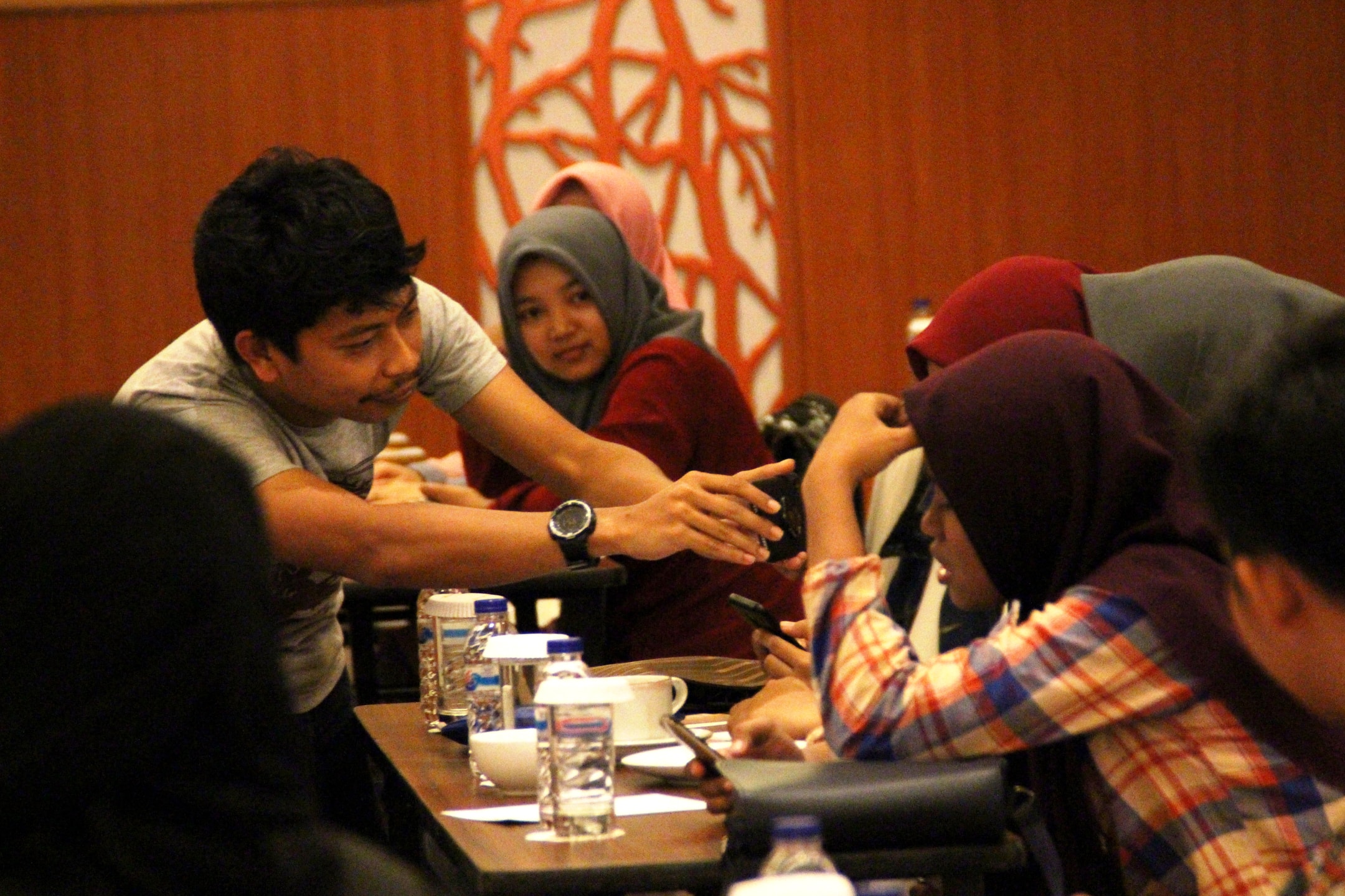 Read more about the article Fotografer Antara Bagi Ilmu Foto Jurnalistik di Student Journalism