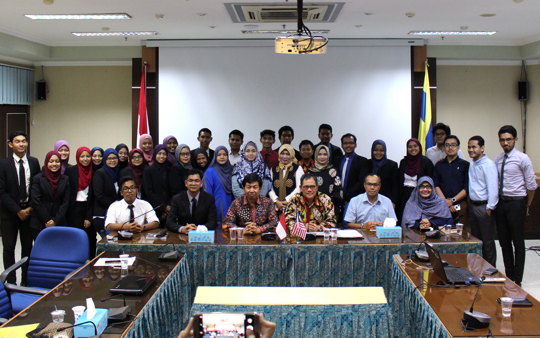 SESI foto bersama delegasi UiTM, Malaysia, dengan Wakil Rektor I UNAIR Prof. dr. Djoko Santoso, Ph.D., K-GH., FINASIM.; Dekan FISIP Dr. Falih Suaedi, Drs., M.Si.; dan Dian Ekowati (SE., M.Si., M.AppCom(OrgCh)., Ph.D., dalam Welcoming Reception Kunjungan Universiti Teknologi MARA (UiTM), Malaysia, di Kantor Manajemen, Kampus C, UNAIR, Selasa sore (6/11). (Foto: Feri Fenoria)
