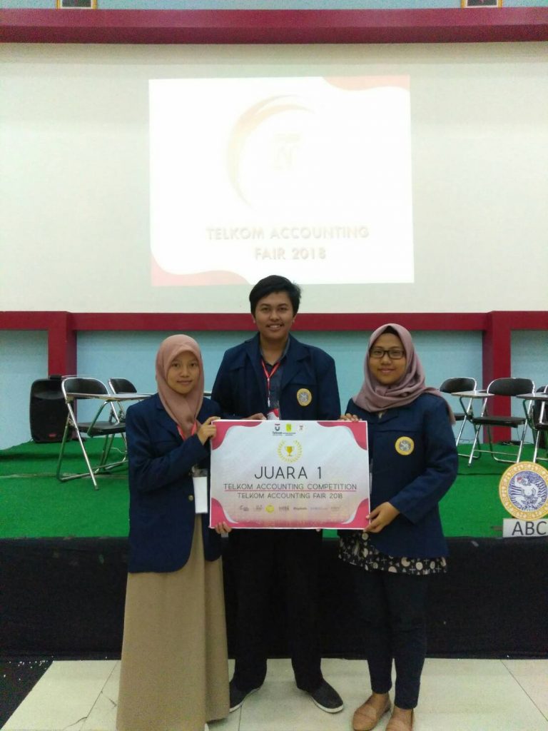 Sesi foto dalam penyerahan penghargaan untuk delegasi UNAIR, 8-11 Novermber 2018. (Foto : Istimewa)