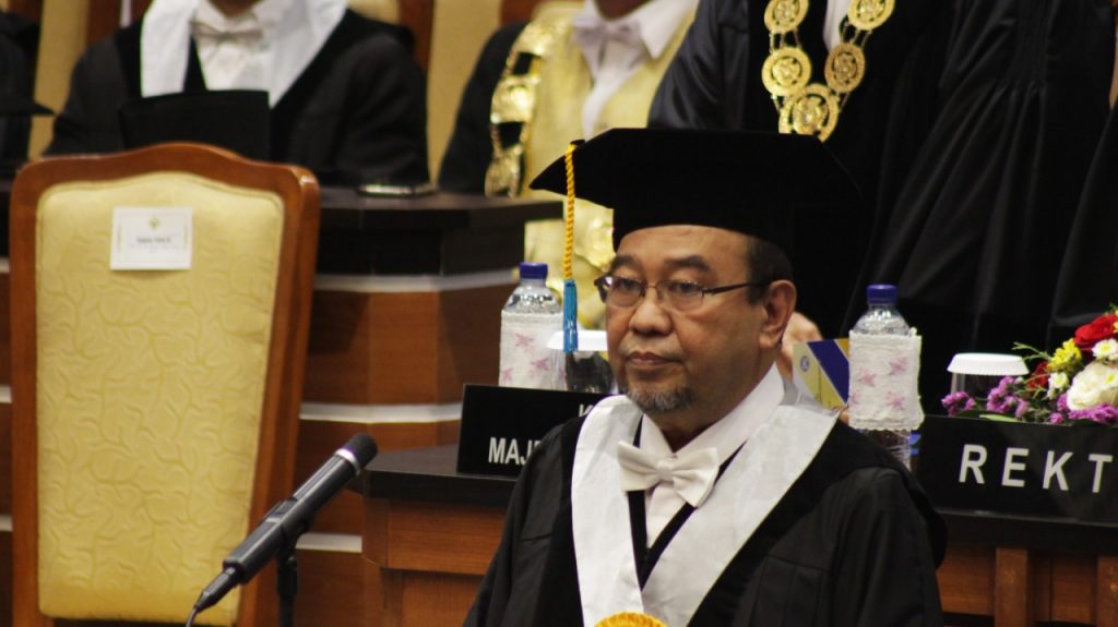 MANTAN Ketua BPK Prof. Dr. H. Harry Azhar Azis, M.A. BPK., menyampaikan orasi berjudul ”Pemeriksaan Keuangan Negara: Upaya Mewujudkan Pengelolaan Keuangan Negara untuk Kesejahteraan Rakyat” di Aula Garuda Mukti, Lantai 5, Kantor Manajemen Kampus C UNAIR pada Senin (26/11). Prof Harry dikukuhkan menjadi Guru Besar Ilmu Ekonomi pada Fakultas Ekonomi dan Bisnis Universitas Airlangga. (Foto: Agus Irwanto)