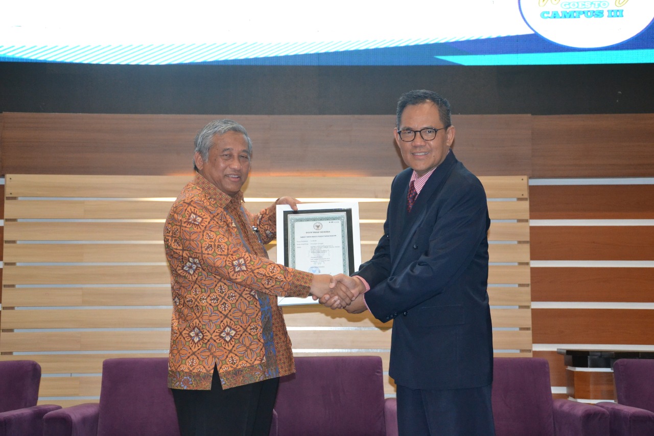 Ketua Badan Wakaf Indonesia Prof. Nuh menyerahkan sertifikat Nazhir Wakaf Uang kepada Prof. Djoko Santoso. (Foto: Nuri Hermawan)