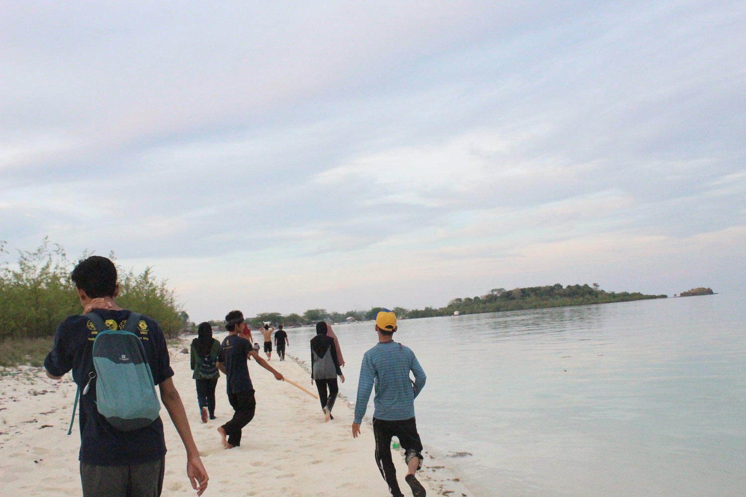 Read more about the article Mahasiswa Ksatria Maritime Project Menikmati Keindahan Pulau Noko di Sela Pengabdian