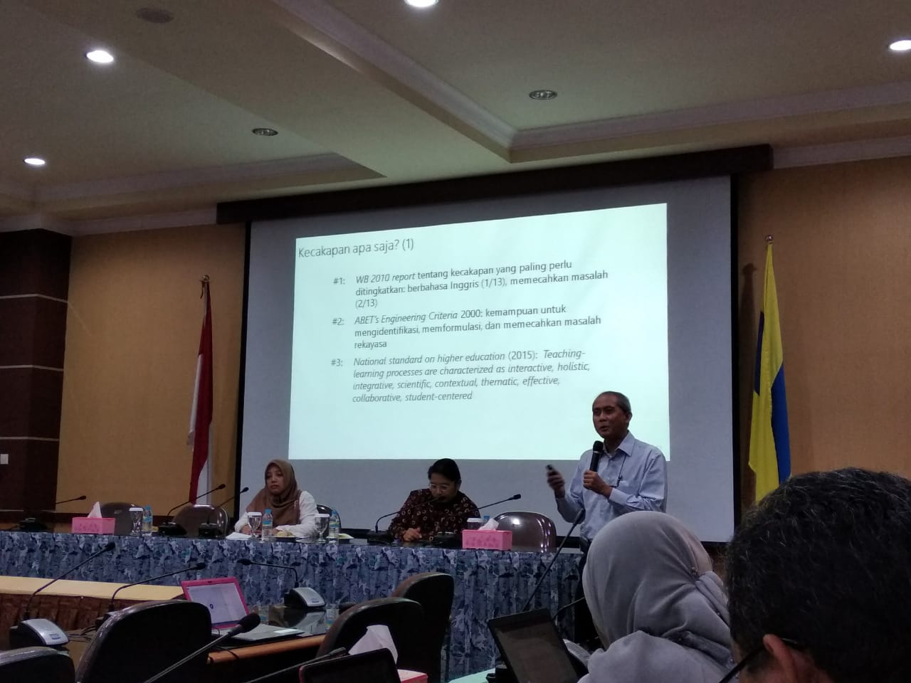 Kumarza Mulia, Ph.D dari Departemen Teknik Kimia Universitas Indonesia tengah memberikan paparan mengenai Problem based Learning (PBL). (Foto: Istimewa)