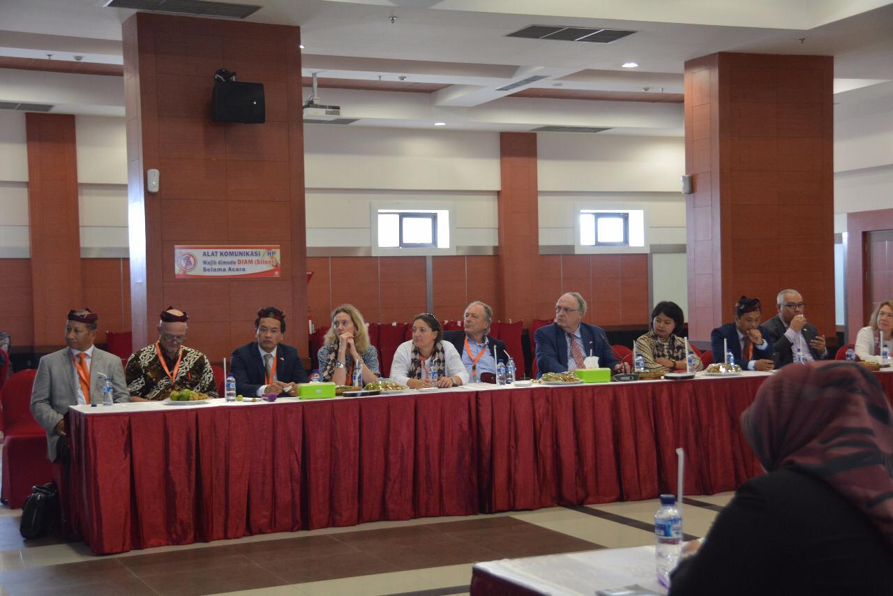 Sebanyak 21 delegasi Belanda hadir di Dharmawangsa Hall RSUA (Rumah Sakit Universitas Airlangga), Lantai 8, pada Rabu (7/11). (Foto: Istimewa)