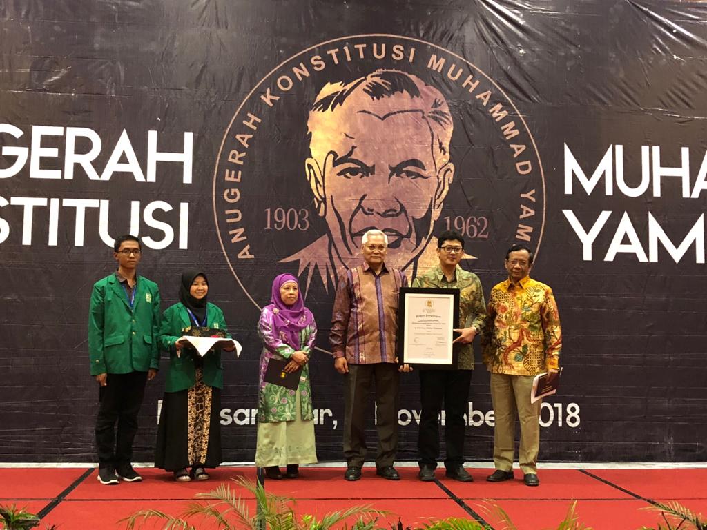 Read more about the article Dosen FH UNAIR Raih Anugerah Konstitusi Karya Ilmiah Hukum Tata Negara