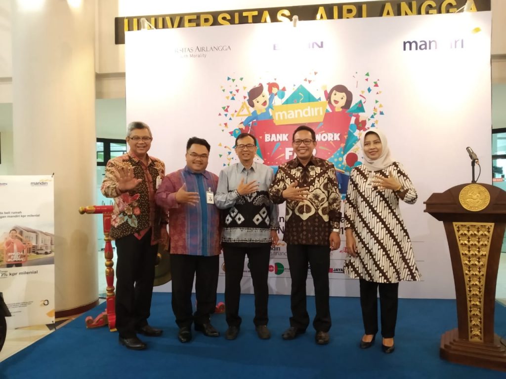 WAKIL Rektor IV Junaidi Khotib S.Si., M. Kes., Ph.D., Apt., (dua dari kiri) bersama sejumlah jajarn pimpinan Bank Mandiri seusai membuka acara Mandiri Bank At Work Fair “Let’s Celebrate” pada Senin (12/11) di Hall Rektorat, Lantai 1, UNAIR. (Foto: Agus Irwanto)