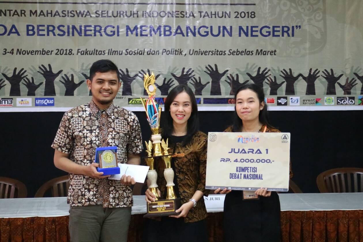 Read more about the article Tiga Ksatria Airlangga Raih Juara I Debat Tingkat Nasional