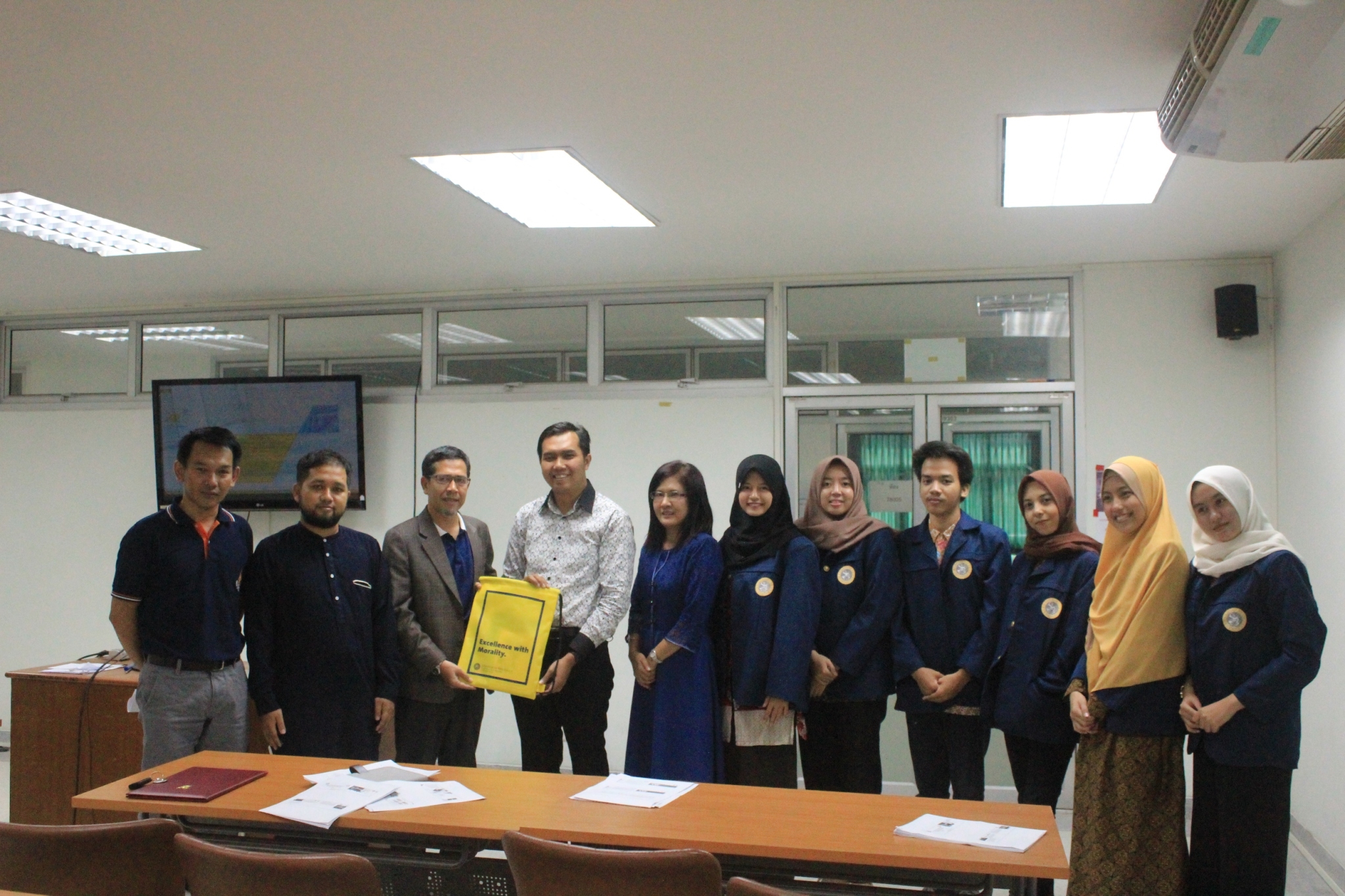 SESI foto delegasi dalam penyerahan kenangan dari Universitas Airlangga. (Foto: Istimewa)