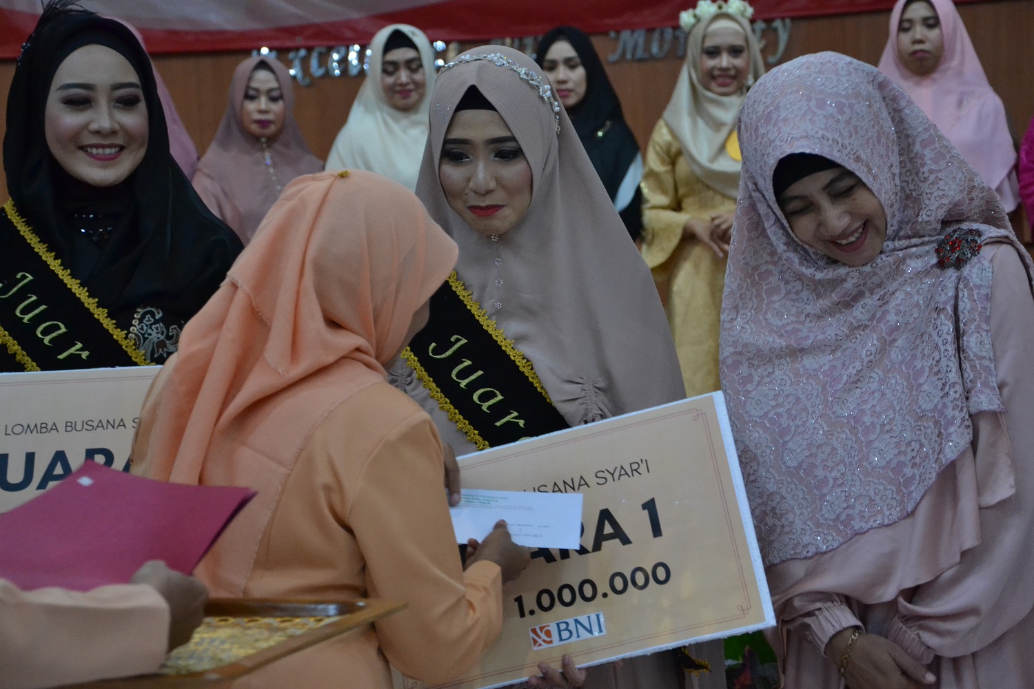 Read more about the article Dharma Wanita Persatuan UNAIR Meriahkan HUT ke-19 dengan Lomba Busana Syari