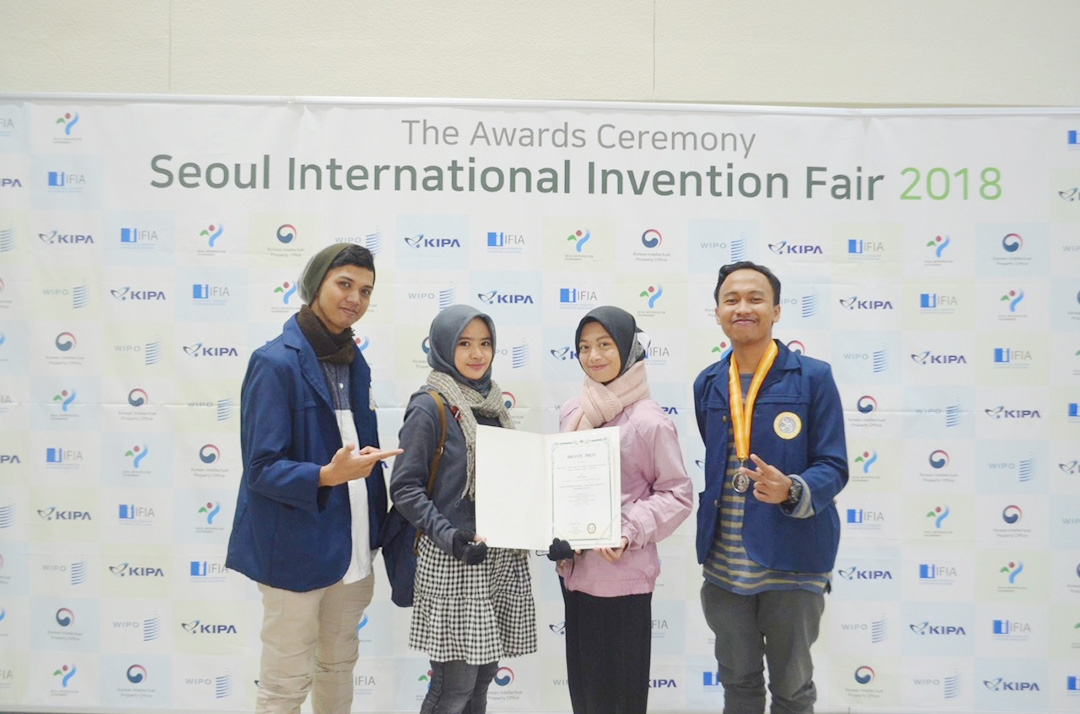 Four UNAIR students at Seoul